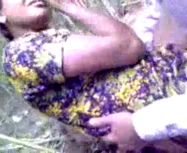 खुले खेत में गांव की लड़की की देहाती चूत चुदाई गांव वाली बीएफ वीडियो — screenshot 2