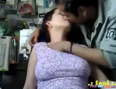 मोबाइल शॉप में लड़की की बुर में लंड घुसाकर चुदाई का MMS वीडियो — screenshot 1