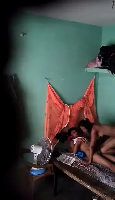 गर्मी के दिनों में पंखा चलाकर जोश भड़काते देसी लवर्स की जोरदार चूत चुदाई हिंदी बीएफ वीडियो — screenshot 1