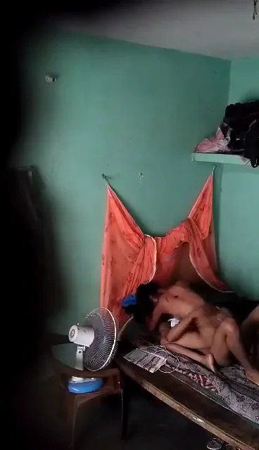 गर्मी के दिनों में पंखा चलाकर जोश भड़काते देसी लवर्स की जोरदार चूत चुदाई हिंदी बीएफ वीडियो — screenshot 2