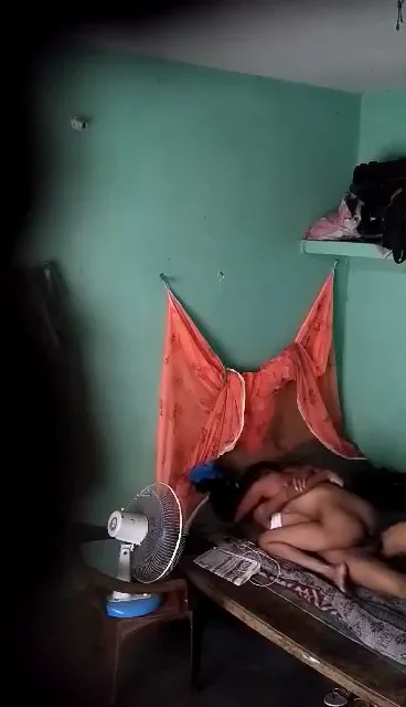 गर्मी के दिनों में पंखा चलाकर जोश भड़काते देसी लवर्स की जोरदार चूत चुदाई हिंदी बीएफ वीडियो — screenshot 4