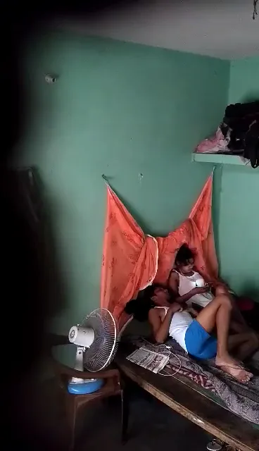 गर्मी के दिनों में पंखा चलाकर जोश भड़काते देसी लवर्स की जोरदार चूत चुदाई हिंदी बीएफ वीडियो — screenshot 7