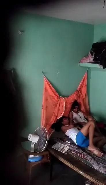 गर्मी के दिनों में पंखा चलाकर जोश भड़काते देसी लवर्स की जोरदार चूत चुदाई हिंदी बीएफ वीडियो — screenshot 8