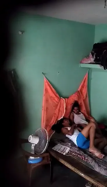 गर्मी के दिनों में पंखा चलाकर जोश भड़काते देसी लवर्स की जोरदार चूत चुदाई हिंदी बीएफ वीडियो — screenshot 9