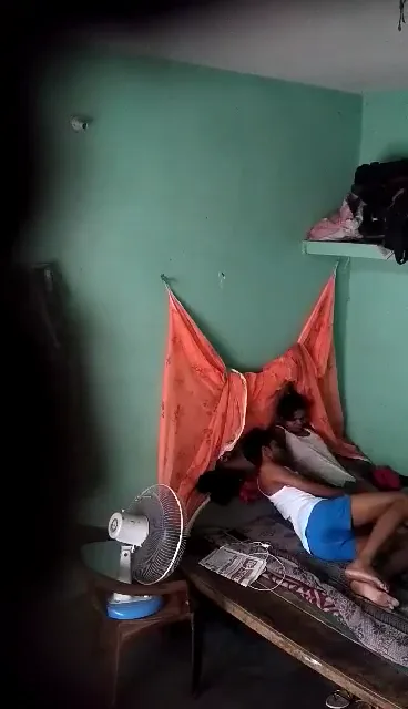 गर्मी के दिनों में पंखा चलाकर जोश भड़काते देसी लवर्स की जोरदार चूत चुदाई हिंदी बीएफ वीडियो — screenshot 10