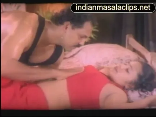 विनीता भाभी को बेड पर नंगा करके तीन दोस्तों ने देसी सेक्स चुदाई की हिंदी बीएफ वीडियो — screenshot 2