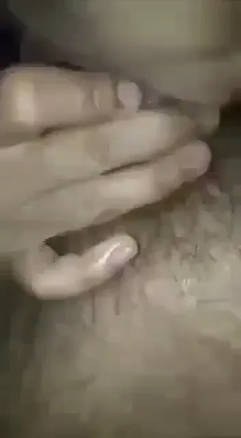 रात में बीवी की पैंटी उतारकर चूत के साथ खेलता पति की देसी चुदाई हिंदी बीएफ — screenshot 4