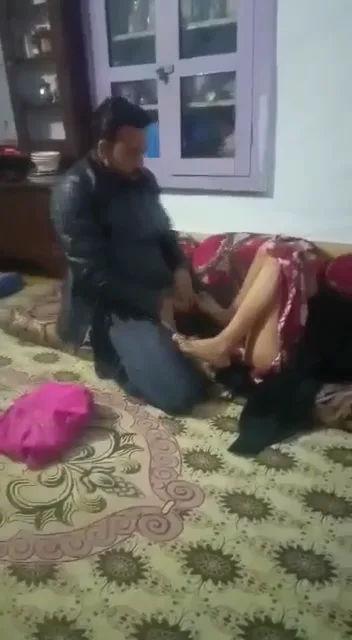 देसी बीवी ने सहेली को पति के मोटे लंड से चुदवाया गांव की चूत चुदाई हिंदी बीएफ वीडियो — screenshot 2