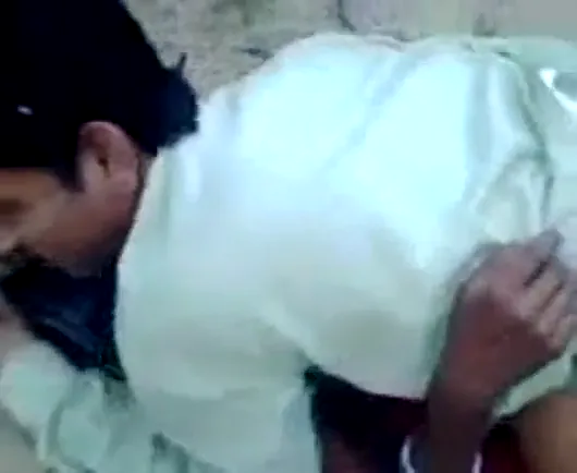 दो जवान लड़कों ने मिलकर देसी रंडी की चूत चोदी गांव की चुदाई MMS ब्लू फिल्म — screenshot 5