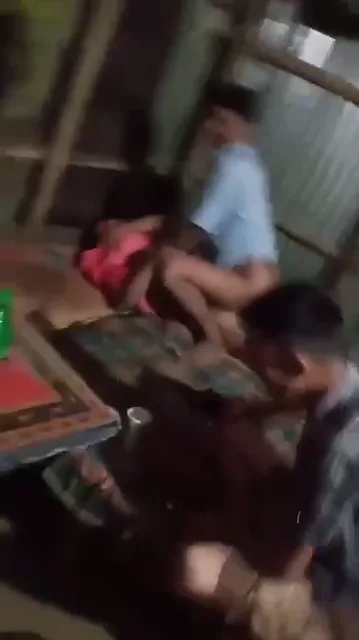 हॉट देसी रंडी का पुल के मजदूरों ने ग्रुप में चोदन किया गांव वाली चुदाई — screenshot 1