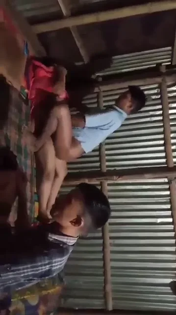 हॉट देसी रंडी का पुल के मजदूरों ने ग्रुप में चोदन किया गांव वाली चुदाई — screenshot 2