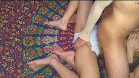 साली ने लंड हिलाकर चूत पर घिसते हुए देसी चुदाई MMS वीडियो — screenshot 5
