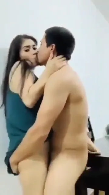 हॉट इंडियन बेब की चूत चाटकर खड़े खड़े जोरदार चुदाई का पूरा देसी बीएफ वीडियो — screenshot 4