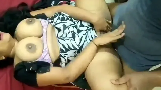 मोटी जाँघे और बड़े बूब वाली बीवी की पति ने की जोरदार देसी चुदाई हिंदी बीएफ एमएमएस — screenshot 4