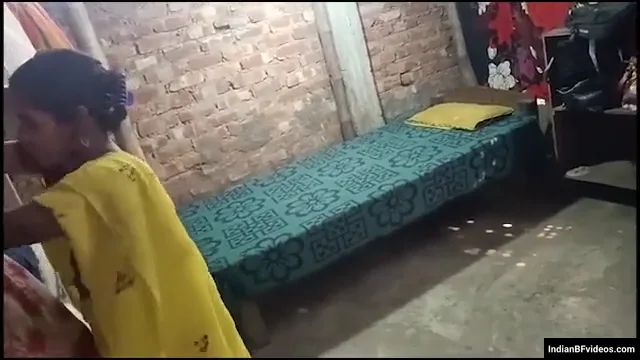 साड़ी वाली गरीब शादीशुदा औरत ने बेडरूम में हार्ड चुदाई की ब्लू फिल्म एमएमएस