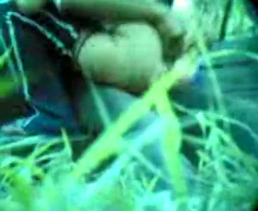 हैदराबाद गार्डन में देसी कपल का खुला चुदाई सेशन गांव स्टाइल हिंदी बीएफ एमएमएस वीडियो — screenshot 4
