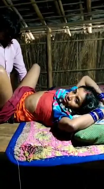 देहाती ककोल्ड पति ने बीवी को दोस्त से चुदवाई गांव की ब्लू फिल्म — screenshot 1