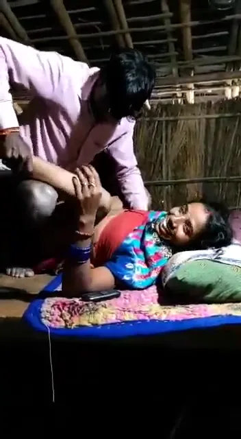 देहाती ककोल्ड पति ने बीवी को दोस्त से चुदवाई गांव की ब्लू फिल्म — screenshot 5