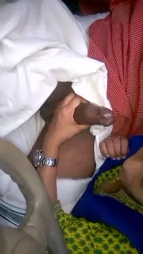 लुंगी वाले लोकल आदमी का काला लौड़ा चूसती मल्लू लड़की की देहाती चुदाई — screenshot 2