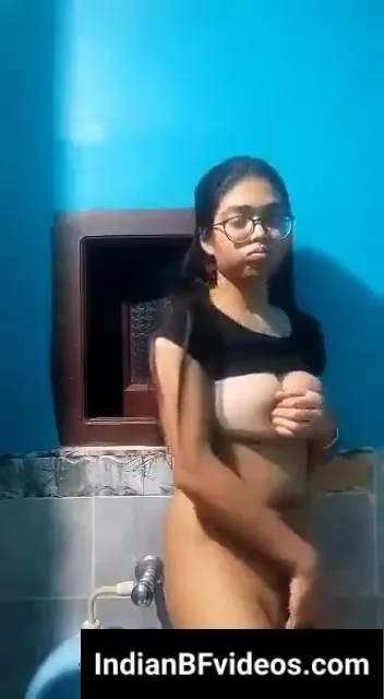 क्यूट चश्मिश देसी लड़की नंगी होकर नहाते हुए अपना गीला सेक्सी शरीर दिखाती हुई हिंदी बीएफ वीडियो — screenshot 3