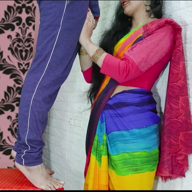 सेक्सी इंडियन भाभी ने इलेक्ट्रिशियन का लंड चूसा फिर चूत में डाला वीडियो — screenshot 2
