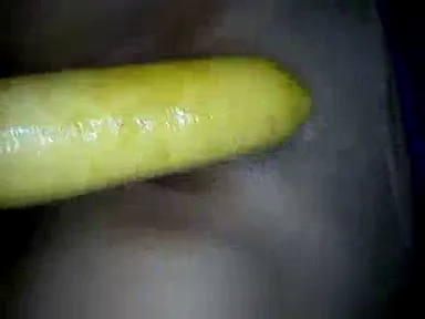 हॉट मल्लू लड़की ने केला डालकर चूत में मस्ती की मल्लू बीएफ वीडियो — screenshot 9