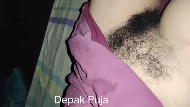 दीपक ने पूजा भाभी की बाल वाली चूत में लंड डालकर चोदा हिंदी बीएफ — screenshot 1