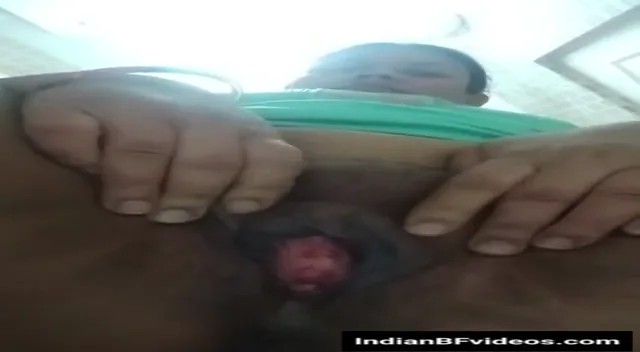 मोटी सेक्सी भाभी गुलाबी चूत खोलकर दिखाती हुई देसी भाभी बीएफ वीडियो — screenshot 2