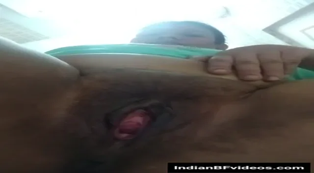 मोटी सेक्सी भाभी गुलाबी चूत खोलकर दिखाती हुई देसी भाभी बीएफ वीडियो — screenshot 3