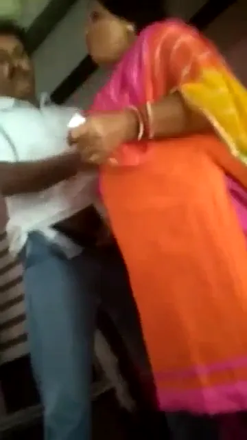बेटे के सामने देसी माँ की बुर चोदकर चुदाई करते हुए गांव की बीएफ वीडियो — screenshot 1