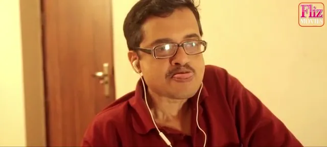 मालकिन को फोन सेक्स करते चूत में खीरा डालते देखा हिंदी बीएफ वीडियो — screenshot 2