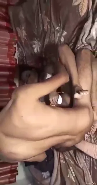 गर्लफ्रेंड की चूत पर बॉयफ्रेंड ने लंड से घनाघाती हमला करके देहाती चुदाई की ब्लू फिल्म — screenshot 4