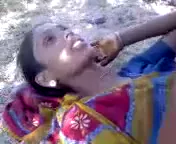 दो लड़कों ने गांव की लड़की को खेत में लिटाकर चोदी देहाती चुदाई MMS — screenshot 10