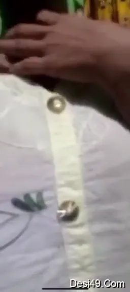 रेड ब्रा में लड़की ने गोरे टनाटन बूब्स निकालकर दबाए देसी बीएफ वीडियो — screenshot 1