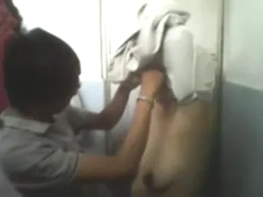 नार्थ ईस्ट क्यूट गर्ल की देसी चूत चुदाई हिंदी बीएफ वीडियो — screenshot 2