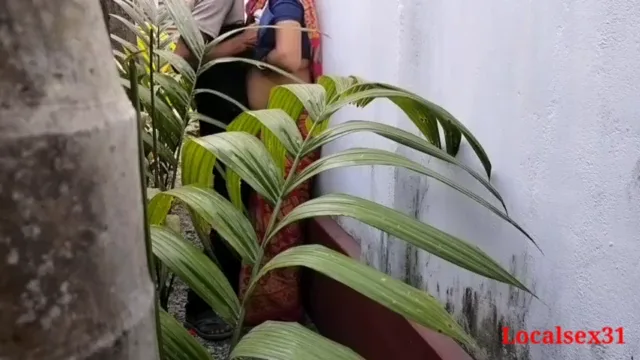 हरे पेड़ के पीछे देहाती गर्लफ्रेंड के साथ मस्त गांव की चुदाई हिंदी बीएफ