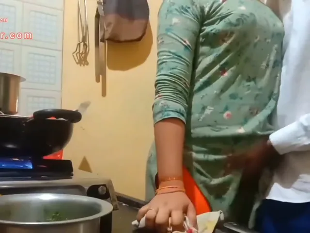 रसोई में खाना पकाती देसी बीवी के मोटे बूब्स और चूतड़ पति ने जोर से दबाए हिंदी बीएफ — screenshot 1