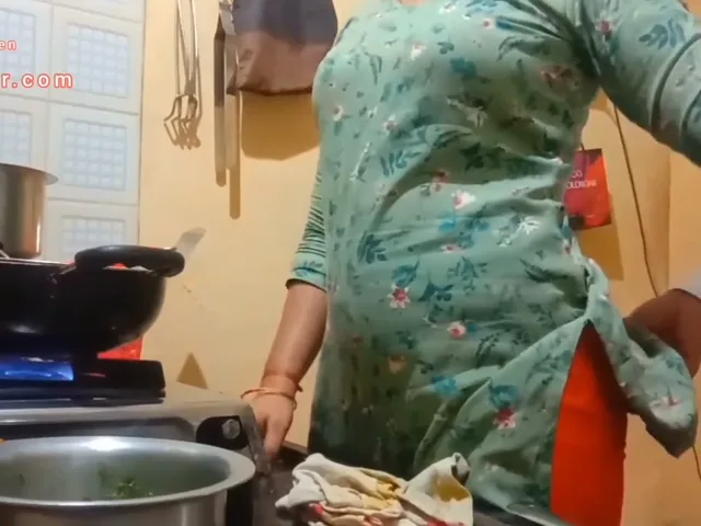 रसोई में खाना पकाती देसी बीवी के मोटे बूब्स और चूतड़ पति ने जोर से दबाए हिंदी बीएफ — screenshot 2