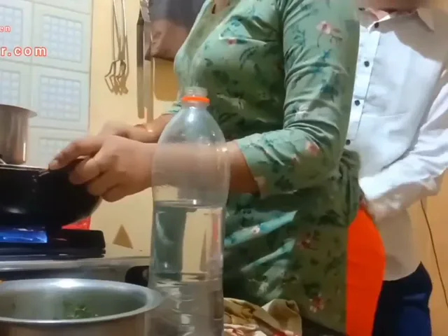 रसोई में खाना पकाती देसी बीवी के मोटे बूब्स और चूतड़ पति ने जोर से दबाए हिंदी बीएफ — screenshot 3
