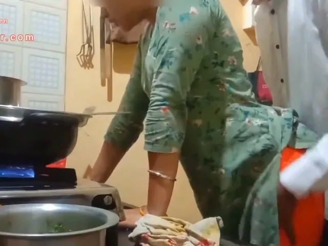 रसोई में खाना पकाती देसी बीवी के मोटे बूब्स और चूतड़ पति ने जोर से दबाए हिंदी बीएफ — screenshot 5