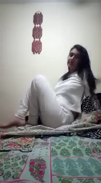 अपने नंगे बदन की नुमाइश करती खूबसूरत लड़की की देसी चूत वीडियो — screenshot 1