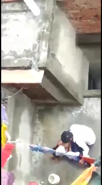 खुले बाथरूम में पड़ोसी चोदाचोदी करते हुए छत से फिल्माया देसी एमएमएस वीडियो — screenshot 2