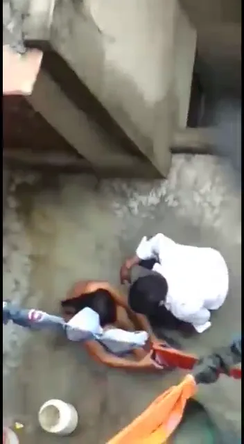 खुले बाथरूम में पड़ोसी चोदाचोदी करते हुए छत से फिल्माया देसी एमएमएस वीडियो — screenshot 3