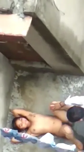 खुले बाथरूम में पड़ोसी चोदाचोदी करते हुए छत से फिल्माया देसी एमएमएस वीडियो — screenshot 4