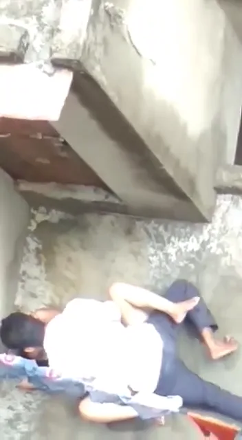 खुले बाथरूम में पड़ोसी चोदाचोदी करते हुए छत से फिल्माया देसी एमएमएस वीडियो — screenshot 5