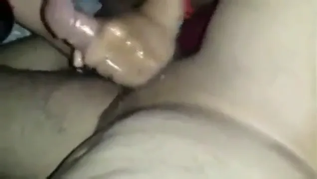 लंड पर लुब्रिकेंट डालकर मूठ मारती लड़की की सेक्सी वीडियो — screenshot 1