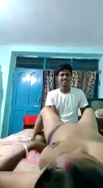 भाभी ने अपने देवर को नंगे बदन का मजा देते हुए चुदाई का देसी एमएमएस वीडियो — screenshot 3