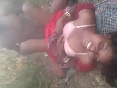 गांव वाली भाभी की खुले में देहाती लड़कों के झुंड द्वारा जबरदस्त चुदाई हिंदी बीएफ वीडियो — screenshot 1