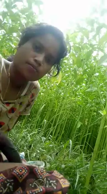 बिहारी कॉलगर्ल ने खेत में बड़ा लंड चूसा और चुदाई करवाई वीडियो