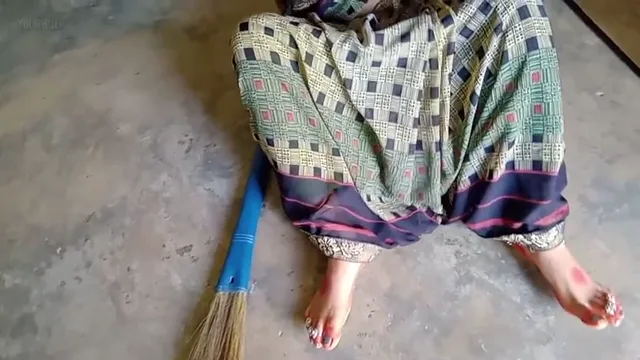 देवर के सामने भाभी ने बुर में झाड़ू डाली देसी रिश्तों की चुदाई वीडियो — screenshot 1